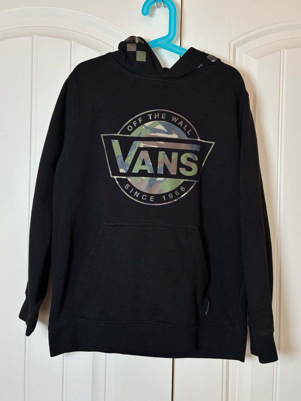 Vans Off The Wall Black Pullover Hoodie Sweatshirt with Camo Logo and Hood Linin